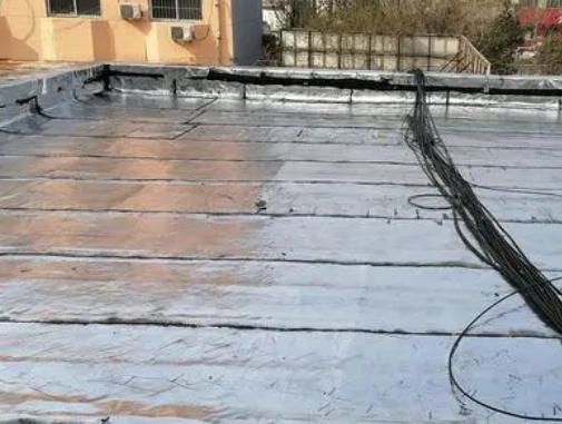 周村卫生间漏水维修公司分享下周村屋面楼顶防水刚性防水层施工要点。